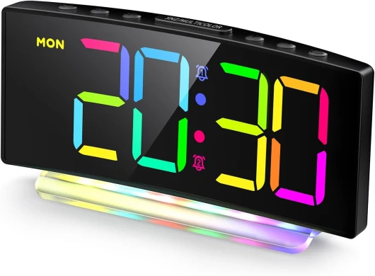 Réveil Numérique LED Courbé Avec Lumière RGB, Double Alarme, 12/24H, Luminosité Réglable (Adaptateur Inclus) Noir