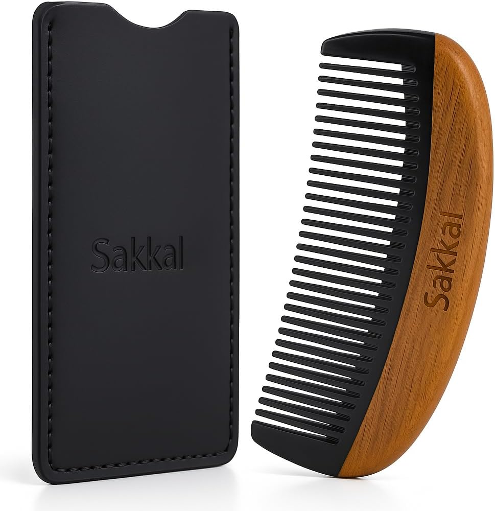 Peigne à Barbe en Bois de Santal - Sakkal - Peigne Durable et Antistatique pour Barbe Stylée et Bien Entretenue - Accessoire Homme Compact et Élégant pour Soins Quotidiens