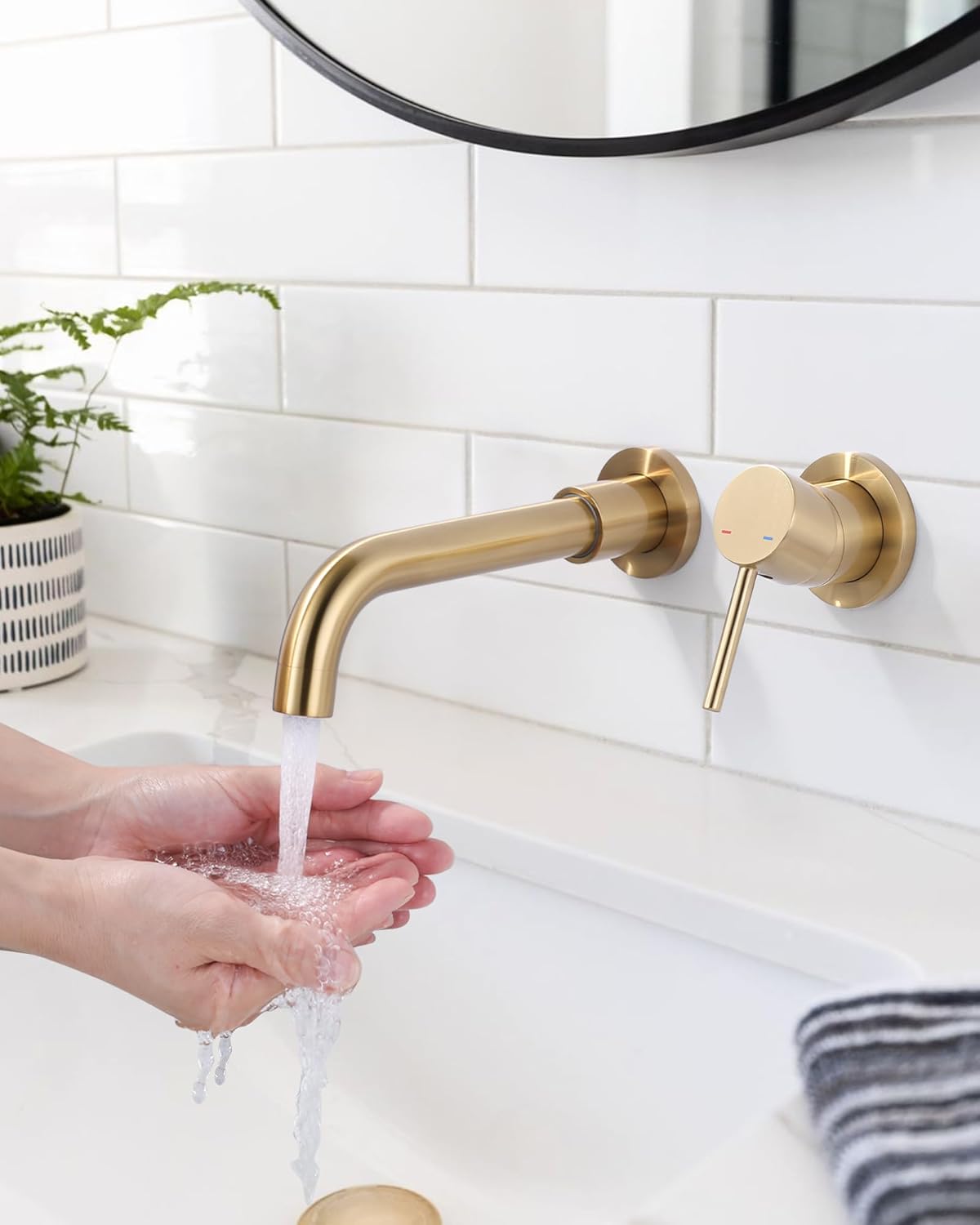 Mitigeur Lavabo Mural Rotatif à 360° Robinet Salle de Bain pour Baignoire et Lavabo Robinetterie Vasque Encastré Mural Design Moderne, Doré A-doré