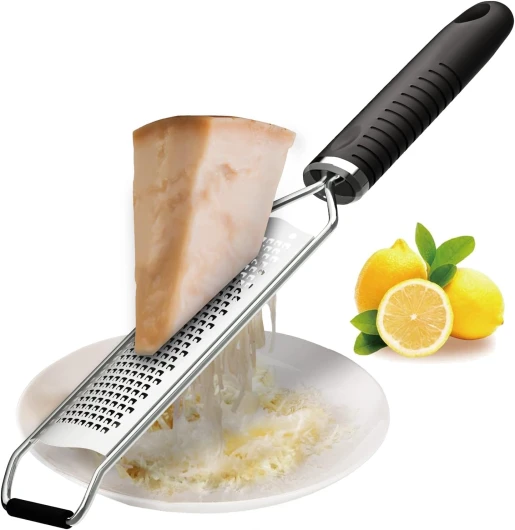 Rappe a Fromage Manuelle&Zesteur Agrumes Râpe à zesteur Premium Classic Tranchant Acier Inoxydable, idéale pour Parmesan, Le Fromage à pâte Dur, Le Gingembre, Le Chocolat, la Muscade et la Truffe Médium