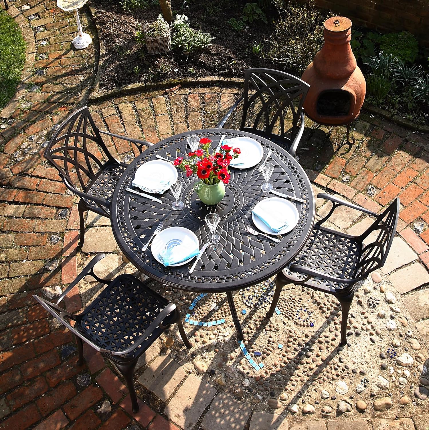 Salon de Jardin: 120 cm Table Alice Ronde en Bronze Ancien avec 4 Chaises April et Coussins Beiges en Aluminium résistant aux intempéries - Facile à Assembler 4 x Chaises April Coussins Beiges