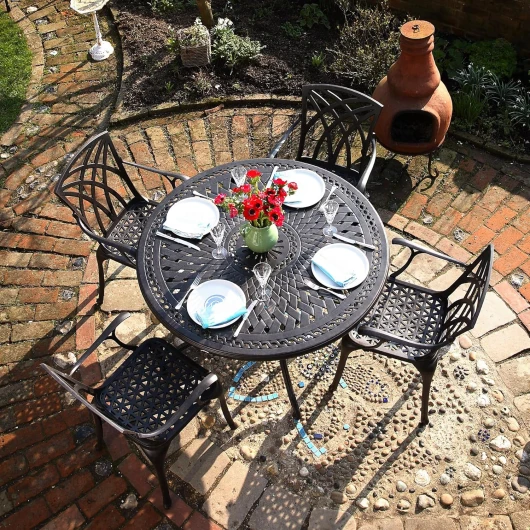 Salon de Jardin: 120 cm Table Alice Ronde en Bronze Ancien avec 4 Chaises April et Coussins Beiges en Aluminium résistant aux intempéries - Facile à Assembler 4 x Chaises April Coussins Beiges