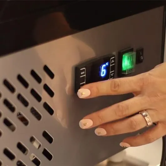 MBH - Vitrine réfrigérée d’exposition compacte de comptoir 100 litres pour l’hôtellerie-restauration - Réfrigérateur vitrine industriel de comptoir à 3 niveaux pour bar, restaurant, café et pâtisserie.