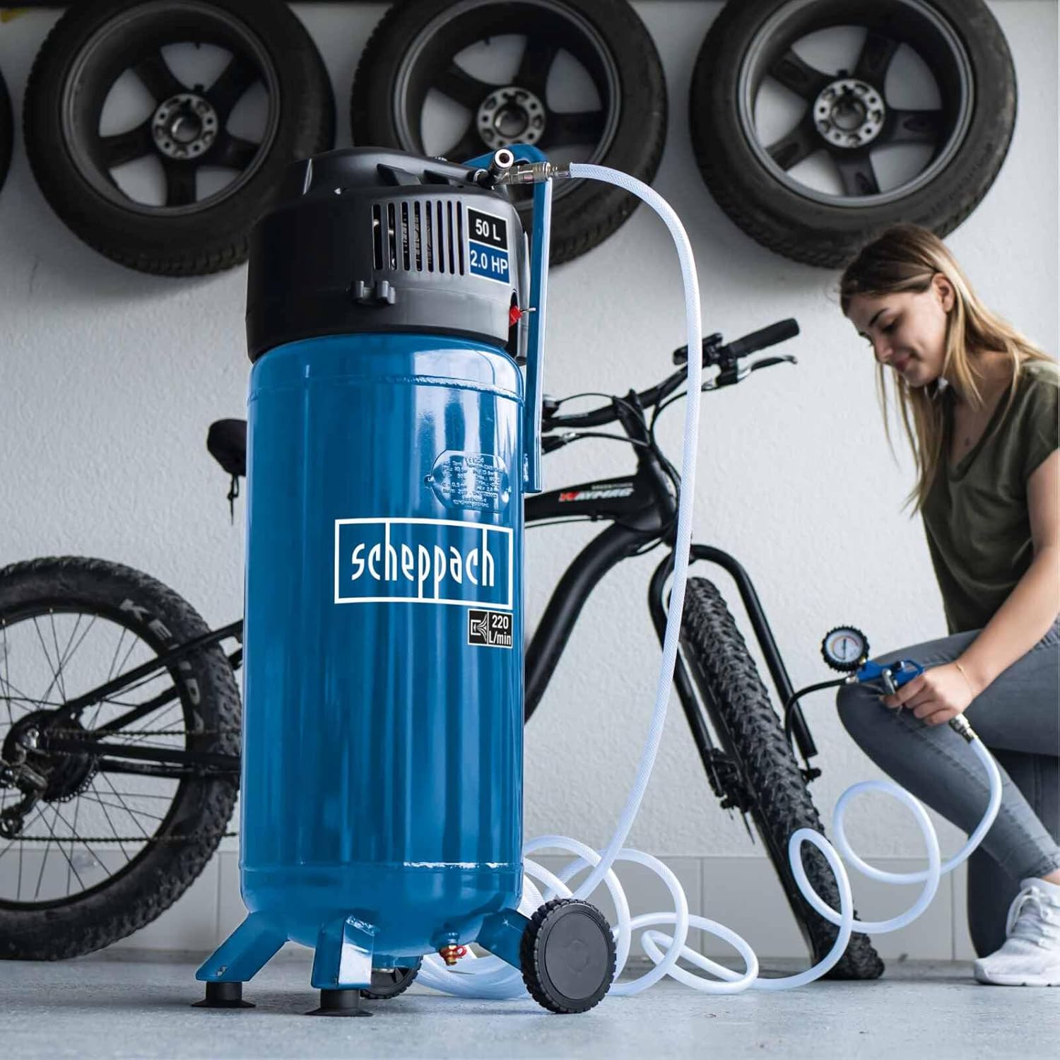 Compresseur vertical portatif HC51V – Moteur puissant 1500 W – Sans huile – Cuve de 50 L – 10 bar – Puissance d'aspiration 220 L/min – Tuyau de 10 m + 13 accessoires inclus HC51V + 13 accessoires (tuyau 10m)