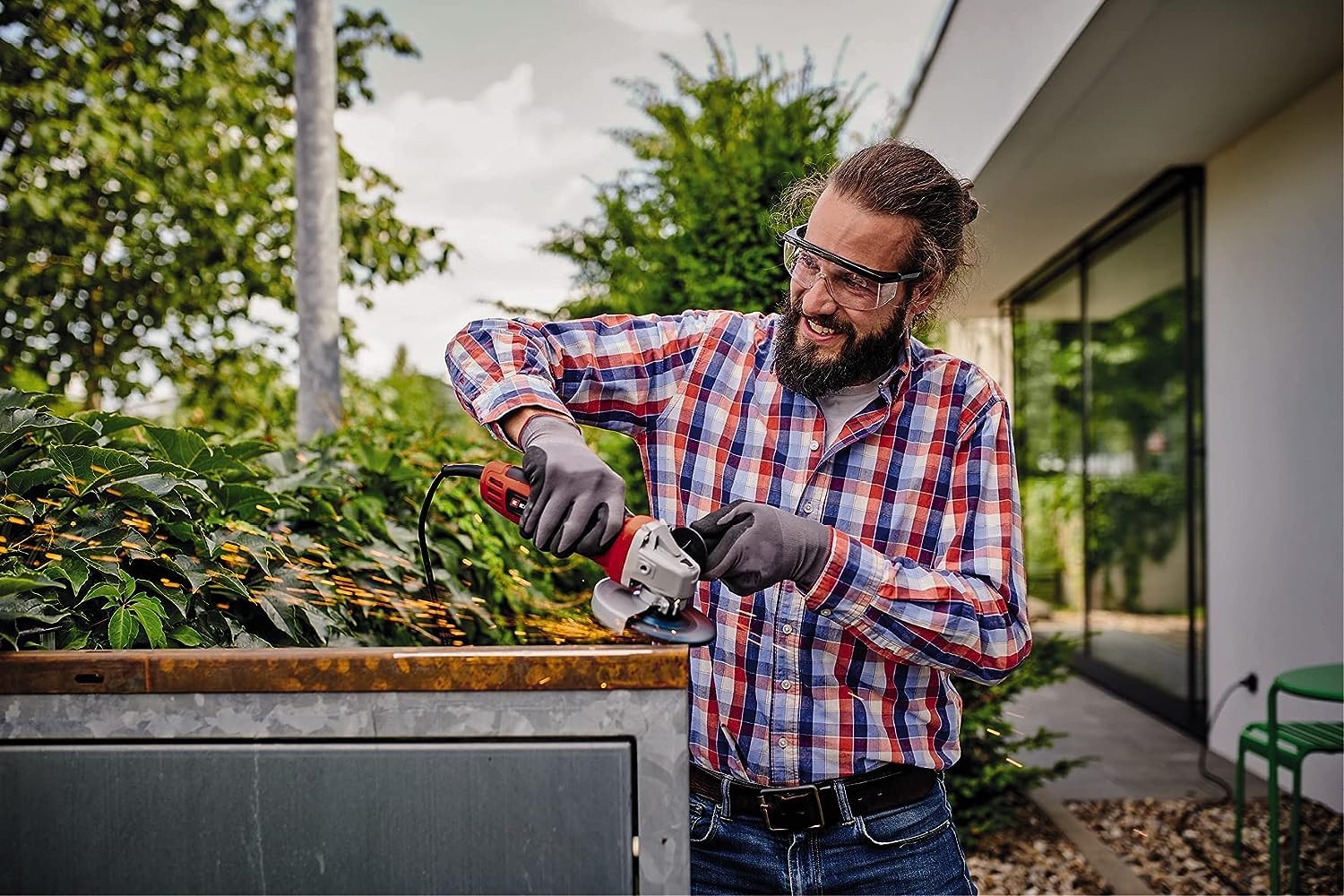 Meuleuse d’angle TC-AG 115/750 (750 W, avec capot de protection, blocage de l’arbre pour changement de disque, protection anti-redémarrage, pour disques de coupe Ø 115 mm, vendue sans disque)