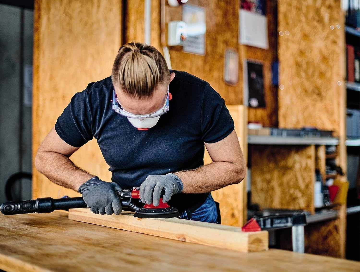 Ponceuse excentrique pneumatique TC-PE 150 (plateau de 150 mm de diamètre, levier de réglage de vitesse en continu, 6 papiers abrasifs, raccord, clé de serrage)