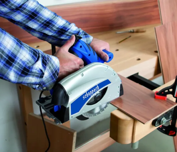 Scie plongeante PL55 + 2x700mm rail de guidage - Puissance 1200W - Profondeur de coupe 55mm - Lame Ø160mm 24 dents - Inclinaison avec protection anti-basculement pour coupes de 0 à 45 Basique