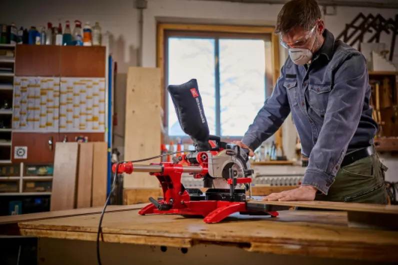 Scie à onglet radiale TC-SM 2131/1 Dual (max - 1 800 W, 4 900 tour/min, système de glissière intégré, butée de pièce, dispositif de serrage, avec lame aux carbures de tungstène et laser)