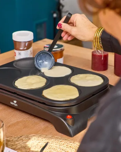 Crêpière électrique - Machine à crêpes 1000W - Plaque Antiadhésive Ø11,5 cm, Cuisson Rapide, crêpes, pancakes, 6 Spatules Bois + Louche, Mini Crêpe Party Facile à Nettoyer