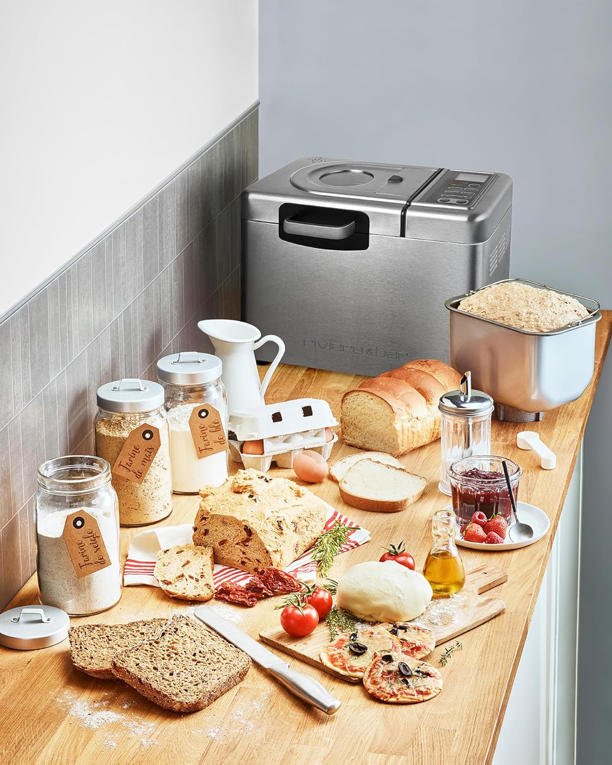 Riviera&bar Machine à Pain Sans Gluten - 14 Programmes avec Pétrin Auto-Rabattable, Écran LCD, Départ Différé, Cuve Amovible, Accessoires Inclus - 820W - Inox Satiné