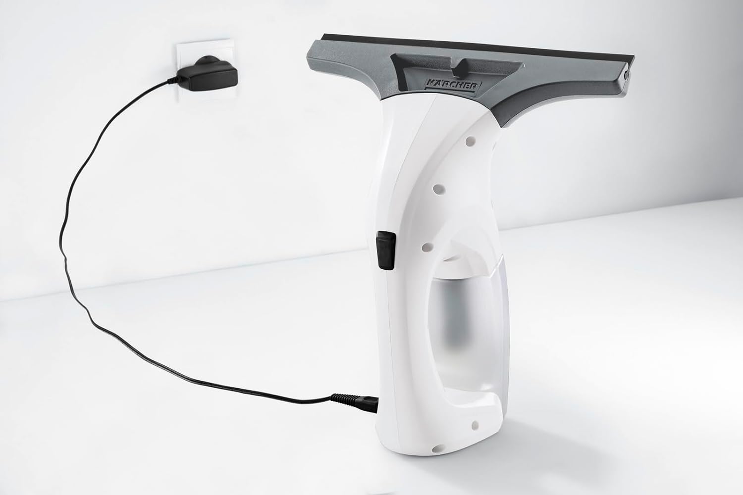 Kärcher Nettoyeur de Vitres WV 1 Plus, Autonomie de Batterie : 25 min, Affichage LED, Réservoir d'Eau Sale : 100 ml, Poids : 0,5 kg, Pulvérisateur avec Microfibres, 20 ml Nettoyant Vitres Concentré Blanc