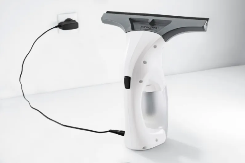 Kärcher Nettoyeur de Vitres WV 1 Plus, Autonomie de Batterie : 25 min, Affichage LED, Réservoir d'Eau Sale : 100 ml, Poids : 0,5 kg, Pulvérisateur avec Microfibres, 20 ml Nettoyant Vitres Concentré Blanc