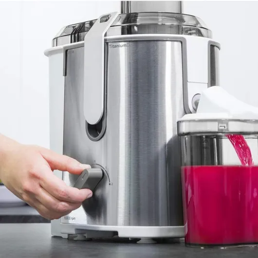 Centrifugeuse StrongTitanium 19000 XXL - Canal d’Entrée 75 mm, Disque en Titane, 2 Vitesses et Sans BPA, Grise, 19000 RPM, 1300 W - Capacité de 2000 ml, Buse anti-goutte - Blanc, Acier 1300 W - 0,95 l