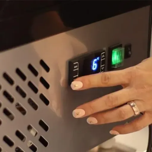 Test MBH Vitrine réfrigérée 100L : petite vitrine de comptoir qui fait le job (avec quelques limites)