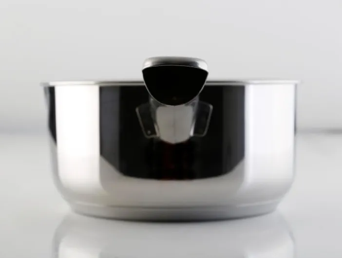 ! Casserole en acier inoxydable 18/10 avec bec verseur et échelle de mesure pratique, Ø 12 cm, cap - 0,7 lit., adaptée à tous les types de cuisinières dont induction PRO Ø 12 cm - 0.7 L