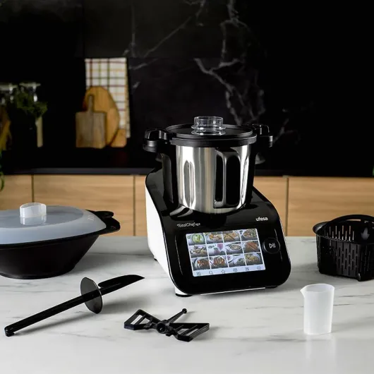 Ufesa TotalChef RK6 Robot de Cuisine Multifonction Intelligent, Écran Digital 7”, WIFI, 30 Fonctions, Bol en Acier Inox, 3,5 L, Balance Intégrée, 15 Programmes, Accessoires