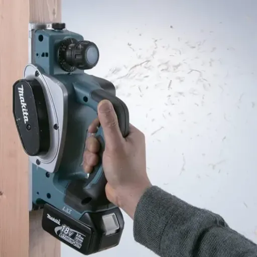 Test RABOT MAKITA 82 MM 18 V LXT DKP180Z : le rabot sans fil qui fait le job sur chantier