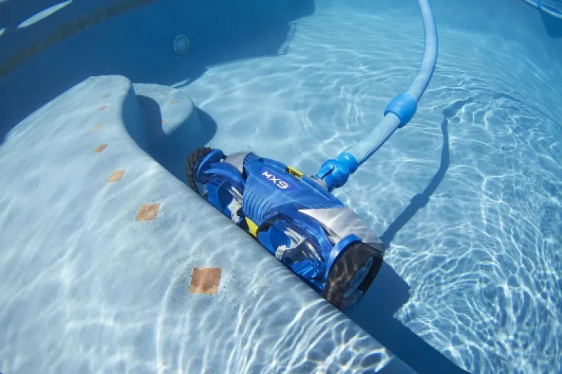 MX9 WS000033 - Nettoyeur Automatique pour piscines jusqu'à 12x6 m - Piscines enterrées ou Hors Sol à parois rigides - Brossage cyclonique - Système de Traction par Courroies - Nettoie Fond, parois 72m2