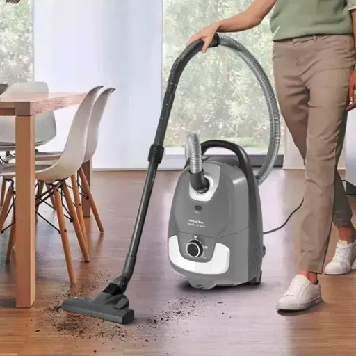 Test Akitas C11 900W : l’aspirateur qui mise sur la puissance sans trop soigner le bruit