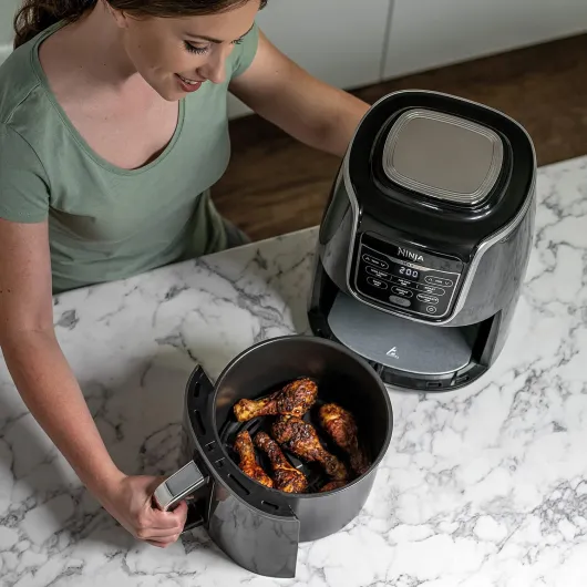 Air Fryer MAX Familiale, 5,2L, 6-en-1 Digitale Sans Huile, Air Fry, Max Crisp, Rôtir, Cuire, Déshydrate, Cuisine avec des Surgelés, Panier Antiadhésif va au lave-vaisselle, Gris/Noir, AF160EU